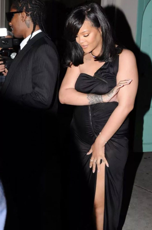 Rihanna'nın ince siyah elbisesi başına bela oldu! Kameraları görünce frikik vermemeye çalıştı ama... - Resim: 2