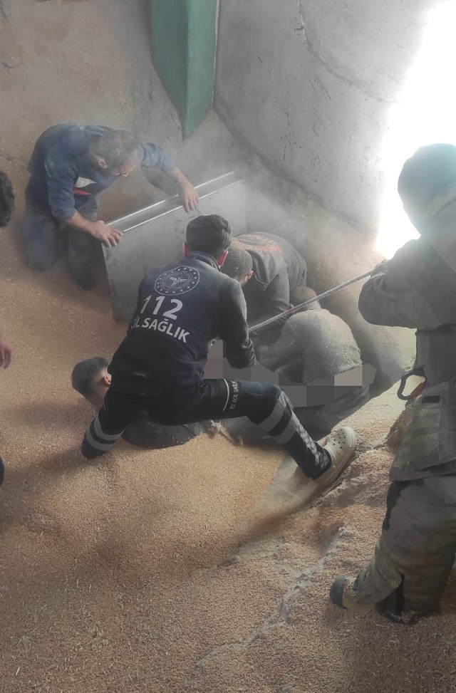 Mardin'de temizlemek için çıktığı buğday silosuna düşen işçi hayatını kaybetti - Resim: 0