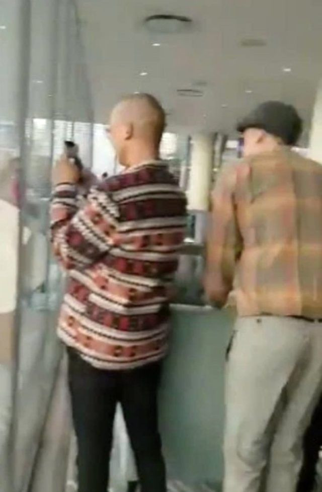 AVM'de rezalet! Çatıda cinsel ilişkiye girdiler Onlarca kişi karşı binadan izledi - Resim: 4