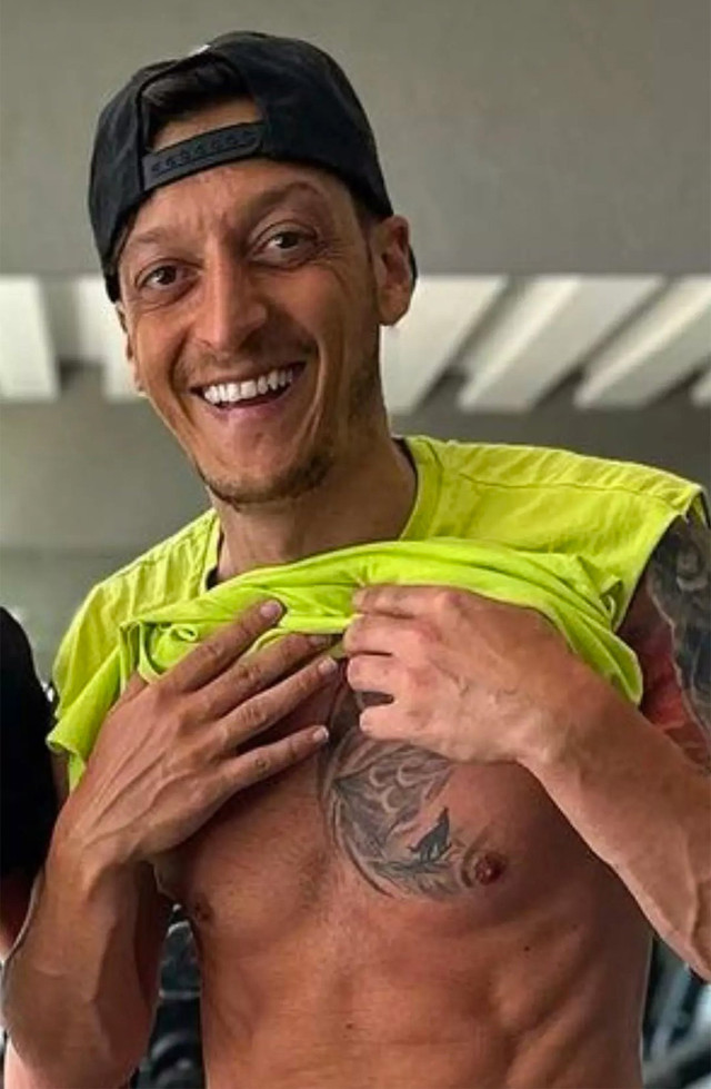 Mesut Özil göğsüne bozkurt ve üç hilal dövmesi yaptırdı Almanya'da hedef oldu - Resim: 0