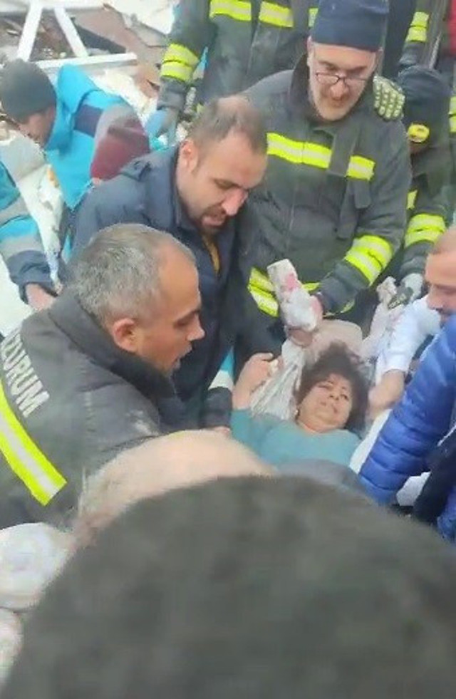 Hatay'da 36 saat sonra gelen mucize! Yusuf bebek, kardeşi ve annesiyle birlikte kurtarıldı - Resim: 1