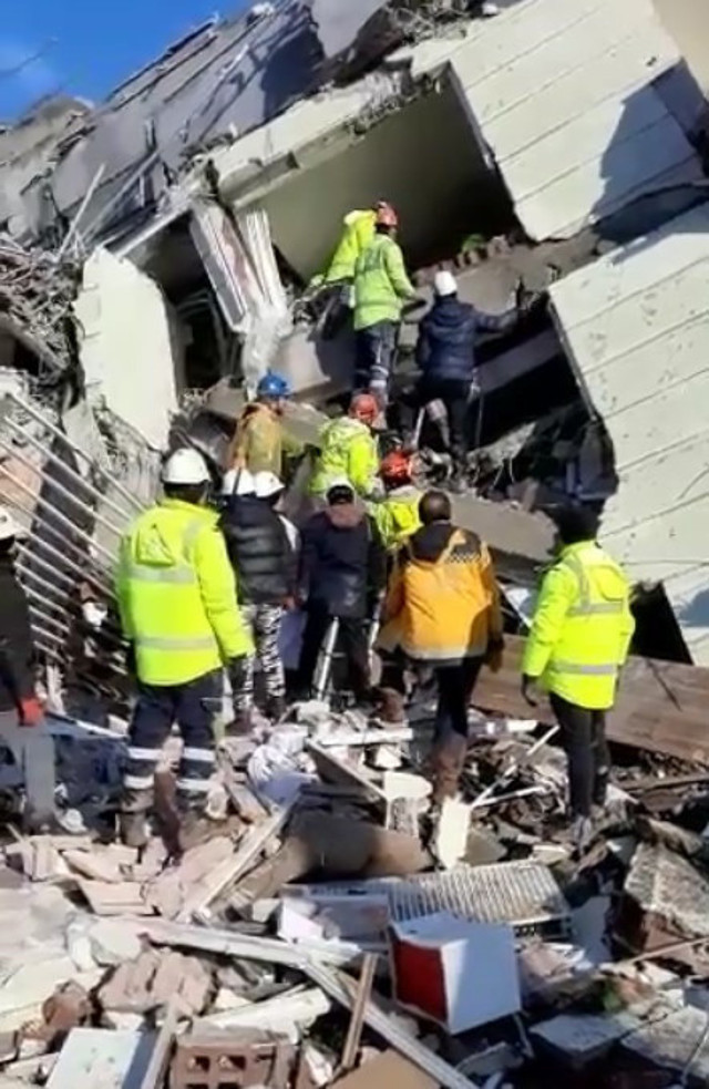 Maden işçileri Kahramanmaraş’ta! 2 kişi enkaz altından 34 saat sonra sağ çıkarıldı - Resim: 0