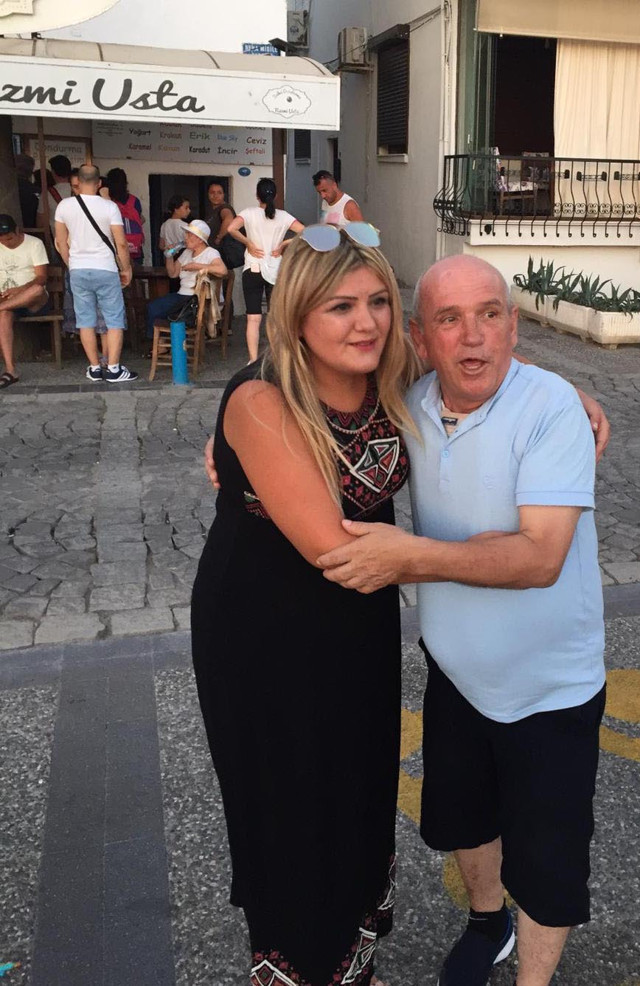 İzmir'de kalp krizi geçiren ünlü dondurmacıyı bakın kim kurtardı! - Resim: 1