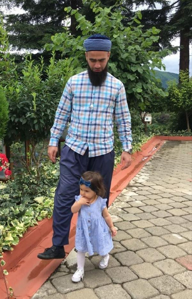 Cipiyle geri manevra yaparken 2 yaşındaki kızını ezerek öldürdü! - Resim: 0