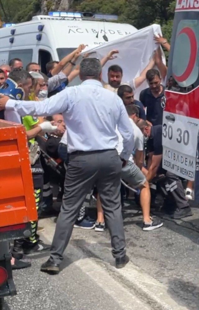 İbrahim Tatlıses trafik kazası geçirdi! Bodrum'da kızıyla birlikte araçta sıkıştı - Resim: 3