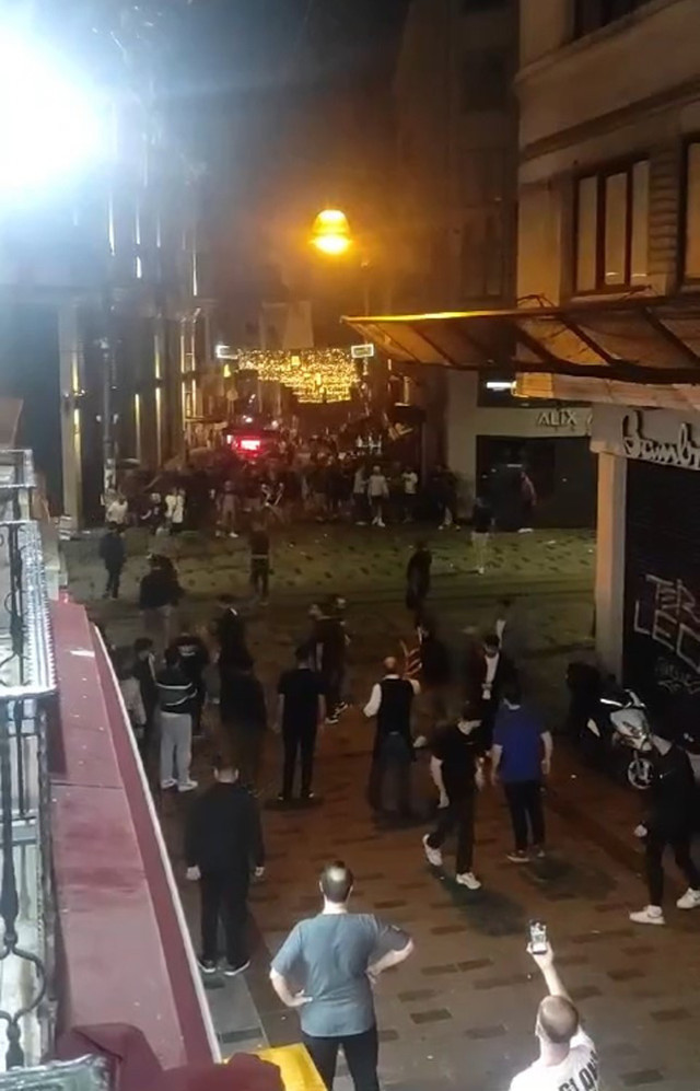 Taksim'de Bayern Münih taraftarı taşkınlık çıkarttı: Masa ve sandalyeler havada uçuştu - Resim: 2