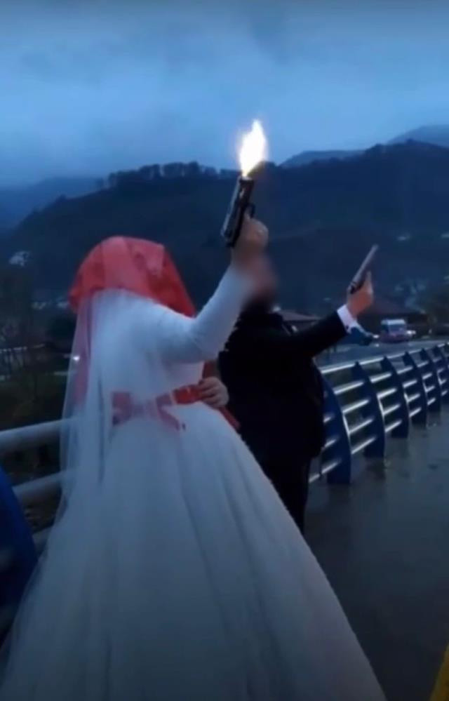 Düğün konvoyunda damat ve gelinin ‘pes’ dedirten görüntüsü - Resim: 0