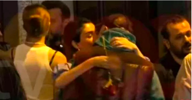 Kendisinden 19 yaş büyük aşkı Onur Ünlü ile dudak dudağa yakalandı! Hazar Ergüçlü'ye bakın - Resim: 3