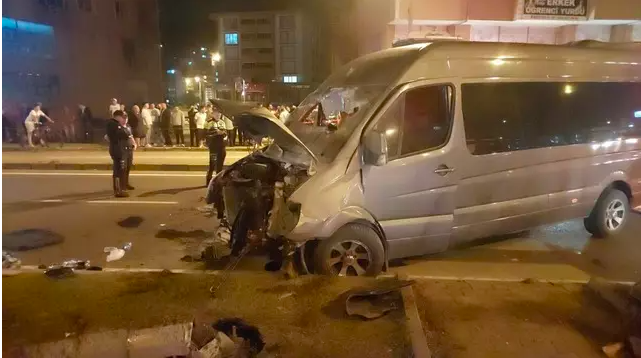 Ünlü rapçileri taşıyan minibüs kaza yaptı! Hayranları hastaneye koştu - Resim: 4