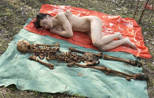 Babasını mezardan çıkarıp çırılçıplak fotoğraf çekildi sebebi ise şoke etti - Resim: 4