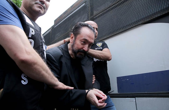 Ahu Tuğba Adnan Oktar'la olan fotoğrafının hikayesini anlattı - Resim: 1