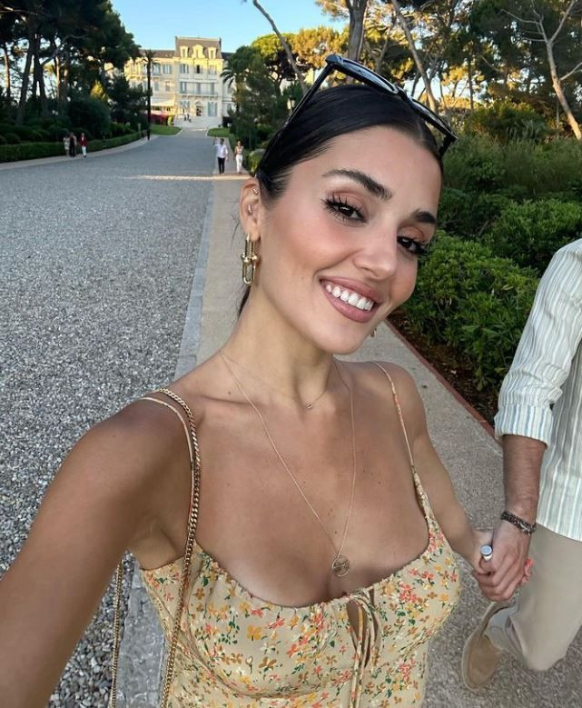 Leopar desenli bikinisiyle poz verdi sere serpe uzandı! Hande Erçel ile Hakan Sabancı'nın İtalya'da tekne keyfi... - Resim: 3