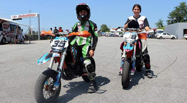 Abla kardeş pistlerin tozunu birlikte attırıyor - Resim: 1