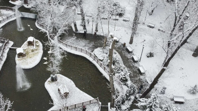 Türkiye'de kar yağışı etkili oluyor! Her yer beyaza büründü işte şehirlerden kar manzaraları... - Resim: 4