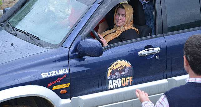 Erkekleri cesaretiyle solladı! - Resim: 3