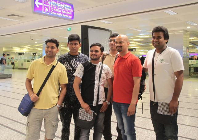 İstanbul'a gelen 3 bin 500 Hintlinin ziyareti renkli başladı - Resim: 1