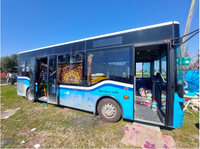 Otobüsü ekmek tekneleriydi şimdi 7 kişilik ailenin evi oldu - Resim: 3