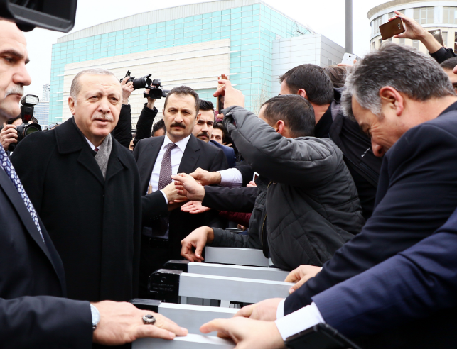 Namaz sonrası izdiham! Erdoğan için yarışa girdiler - Resim: 4