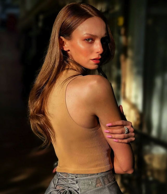 Oyuncu Nilperi Şahinkaya sevgilisiyle yaşadığı romantik anları sosyal medya hesabından paylaştı! - Resim: 2