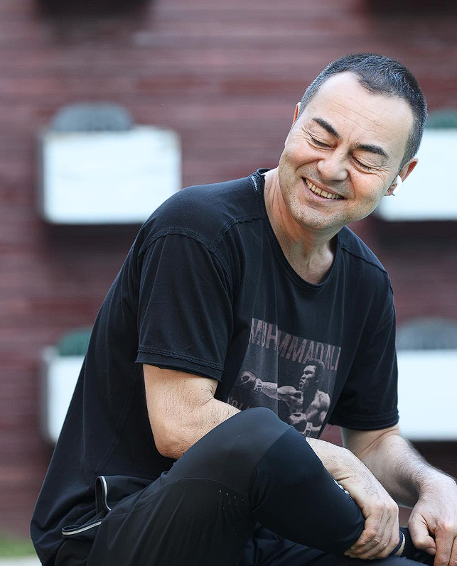 Serdar Ortaç hem erkeklere hem kadınlara saydırdı! Eski eşi için dedi: 2 tane göğsü var diye - Resim: 1