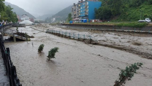 Karadeniz'i şiddetli sağanak vurdu! Köprüler yıkıldı, evleri su bastı AFAD 'üst katlara çıkın' dedi - Resim: 3