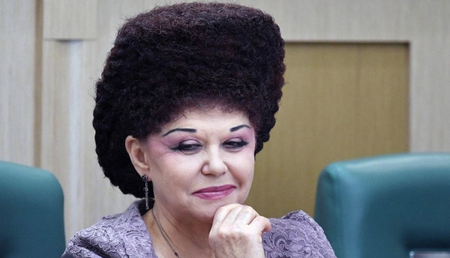 Gördüğünüz bu kadın tamamen gerçek hem de mecliste! - Resim: 2