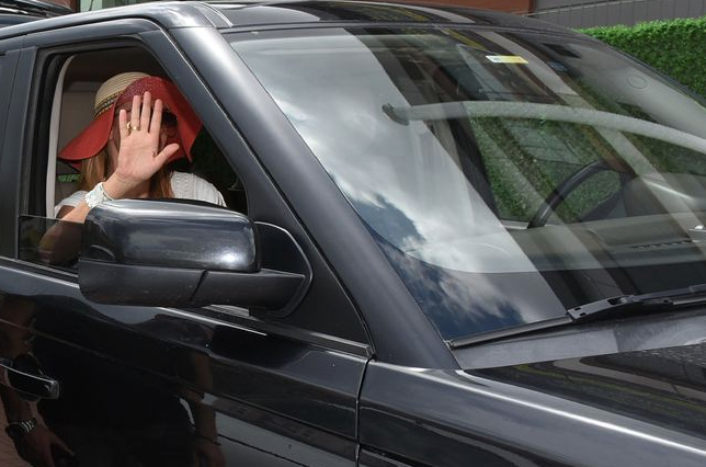 Tuğba Özay çılgına döndü mekanı terk etmeye kalktı! - Resim: 4