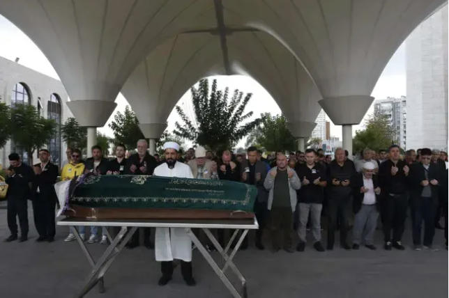 Ünlü isme büyük vefasızlık! Cenazesine bir avuç insan katıldı... - Resim: 2