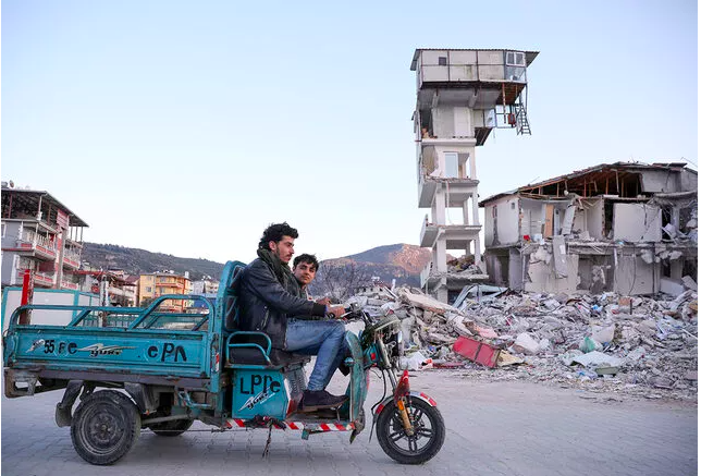 Görenler bir daha baktı nasıl olur dedi! Bina yıkıldı ek bina böyle ayakta kaldı - Resim: 4
