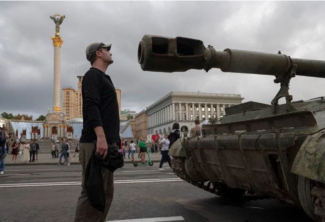Yanan Rus tankları şehrin göbeğinde sergileniyor vatandaşlar fotoğraf çektiriyor - Resim: 4