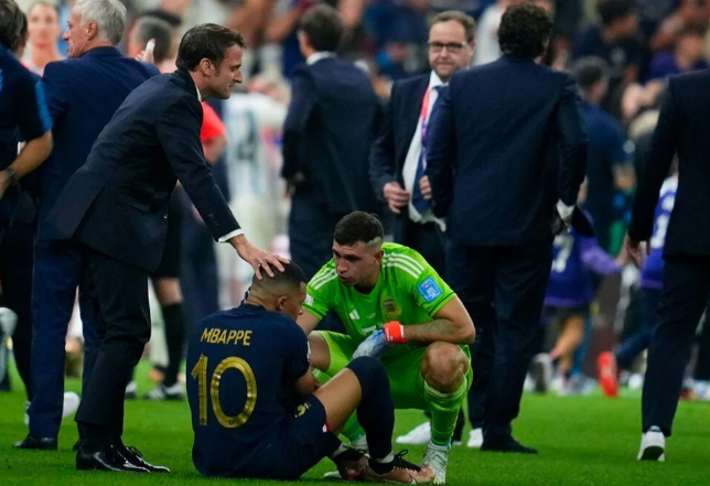 Macron alay konusu oldu! Dünya kupası görüntülerine eleştiri: Yapıştırıcı gibi yapıştı - Resim: 2