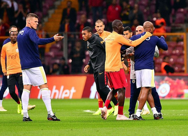 Derbide Donk ile Ayew arasında gerginlik! - Resim: 1