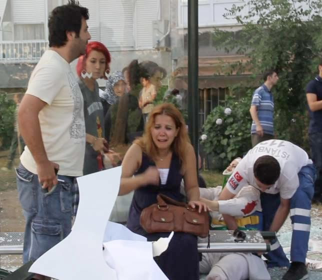 Otomobil otobüs durağına daldı - Resim: 4