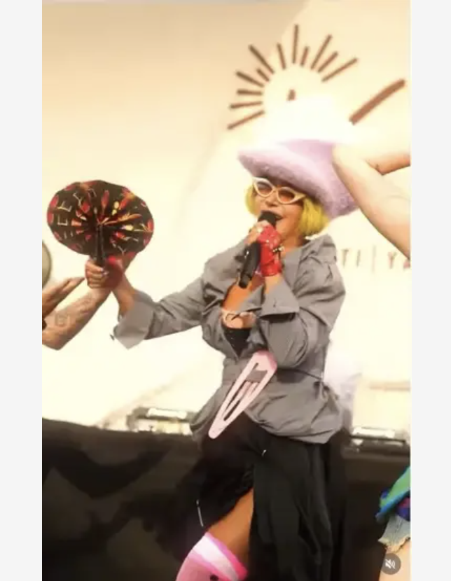Hande Yener'in sahne tarzı olay! K&uuml;rkl&uuml; paylaşımına yorum yağdı... - Resim: 3
