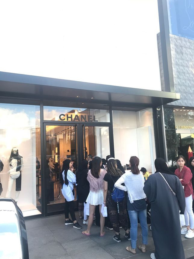Lüks markaların önünde kuyruk oldular! - Resim: 4