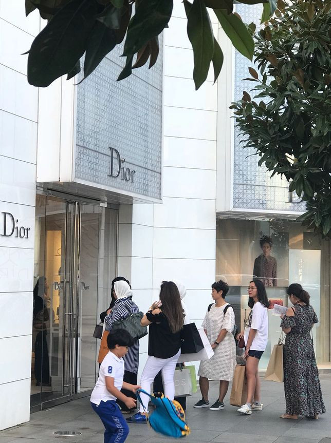 Lüks markaların önünde kuyruk oldular! - Resim: 2