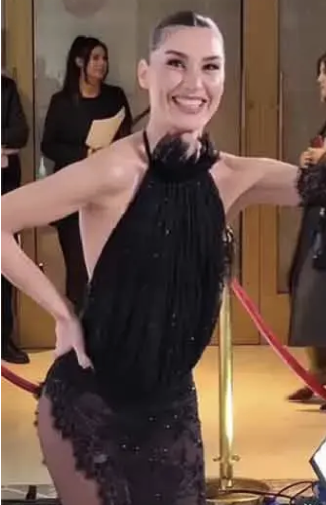 Burcu Kıratlı'dan yepyeni bir tarz! Çok cesur yorumları yağdı... - Resim: 3