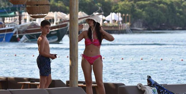 Burcu Özberk şimdi de Bodrum sahillerini salladı! Önce siyah, sonra pembe bikinisiyle göz doldurdu - Resim: 3
