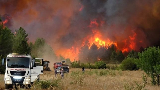 Türkiye alevlerle mücadele ediyor: 10 noktada yangın - Resim: 1
