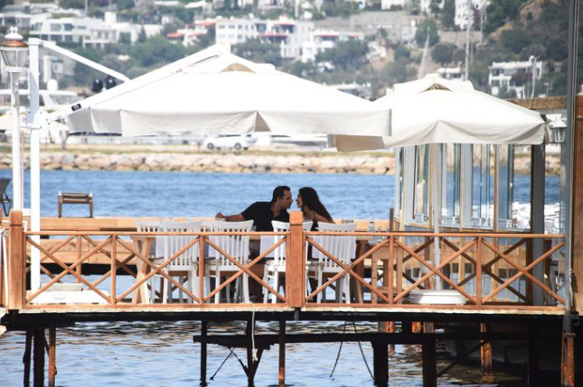 Rafet El Roman 29 yaş küçük sevgilisiyle öpüşürken yakalandı - Resim: 4