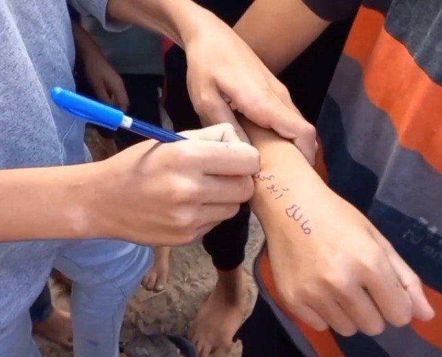 Ölürlerse tanıyalım diye kollarına 'ölüm künyesi' yazılıyordu! Katledilen çocuklar o yazılardan bulundu - Resim: 2