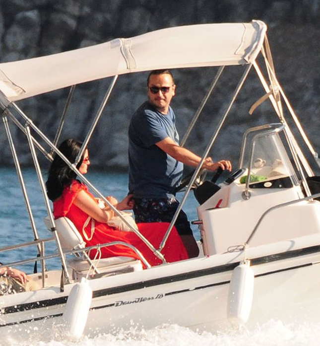 Plajda aşka geldi Deniz Çakır'ı öpücüklere boğdu! - Resim: 4