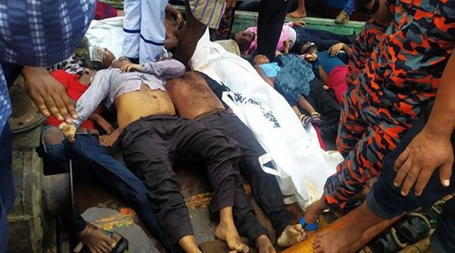 Bangladeş'te feribot faciası! İkisi kafa kafaya çarpıştı onlarca ölü ve kayıp var - Resim: 1