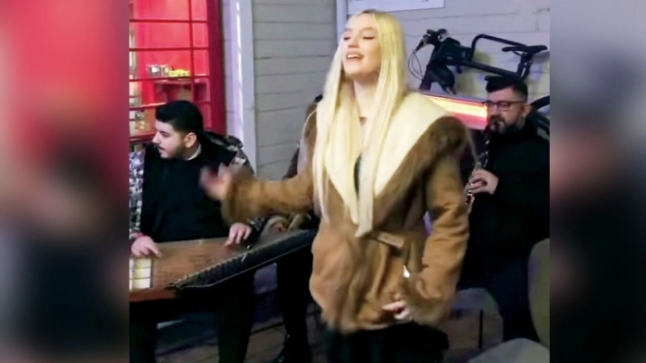 Emirgan'da lüks villada parti verdiler! Kıvanç Tatlıtuğ Özge Özpirinçci herkes oradaydı - Resim: 2