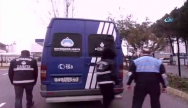 Dilencinin üzerinden çıkan para masaya sığmadı - Resim: 4