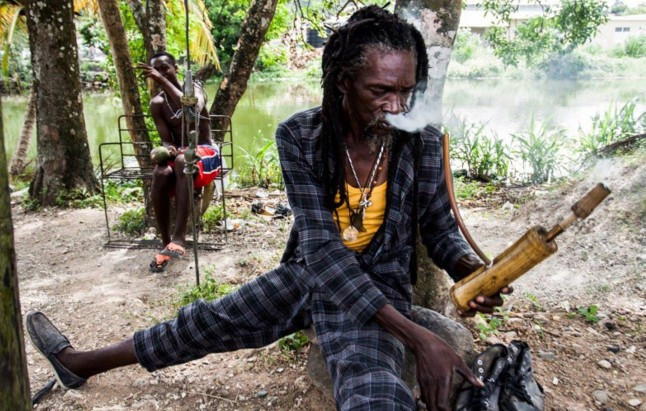 Esrar içmek dinin gereğiymiş! Kabileye bak - Resim: 3
