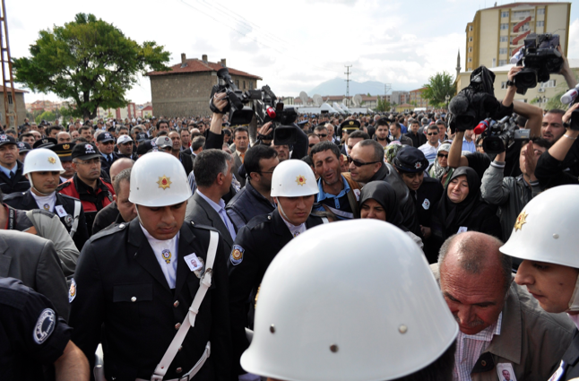 Şehidimiz gözyaşları içinde böyle uğurlandı! - Resim: 1
