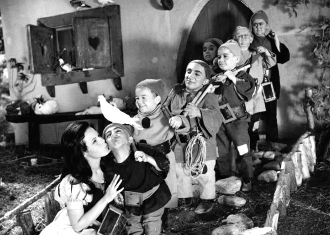 Pamuk Prenses'in 7 Cücelerinden olan 'Uykucu' şimdilerde tanınmaz halde - Resim: 1