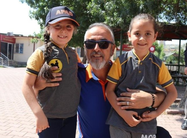 Kayseri'de minik AFAD gönüllüleri iş başında! Böyle gönüllüler görmediniz! - Resim: 1