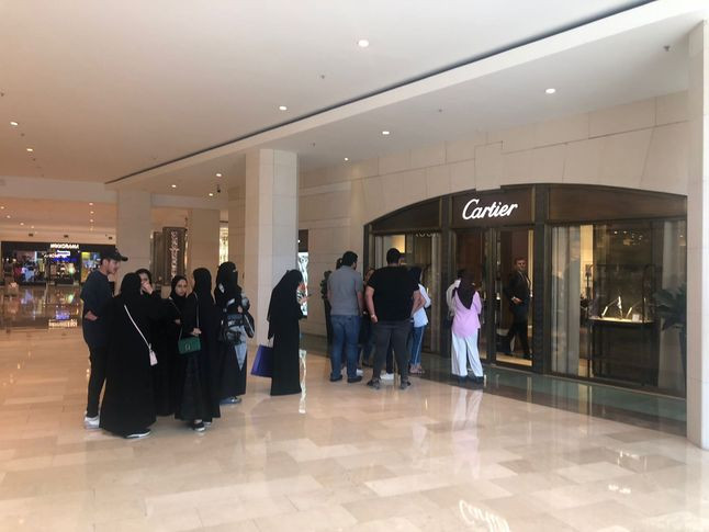 Lüks markaların önünde kuyruk oldular! - Resim: 3